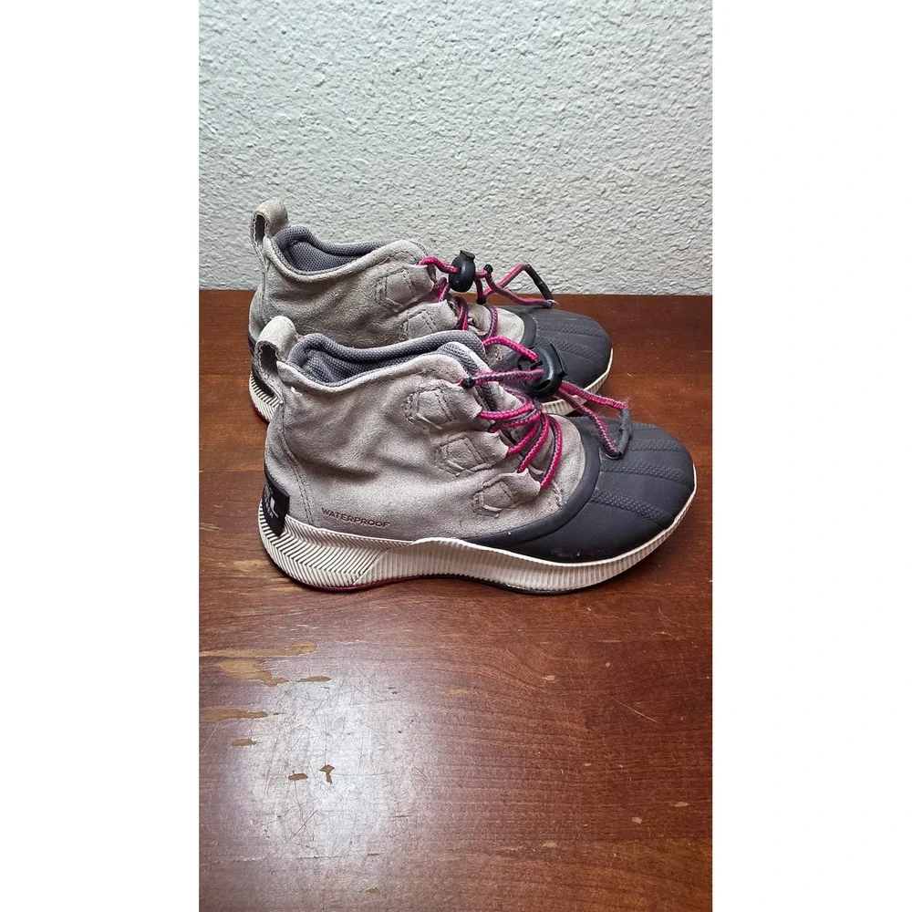 Sorel Out N About III Conquest‎ Waterproof Boots Girls 1 Grey Pink NY4554-603